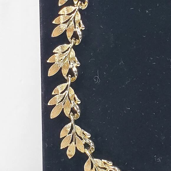 Floral Flower Gold Tone Necklace Bloomcore 8.25" Unsigned - Picture 2 of 5